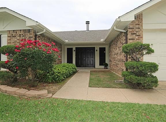 3rd image of 4208 Greencrest Dr