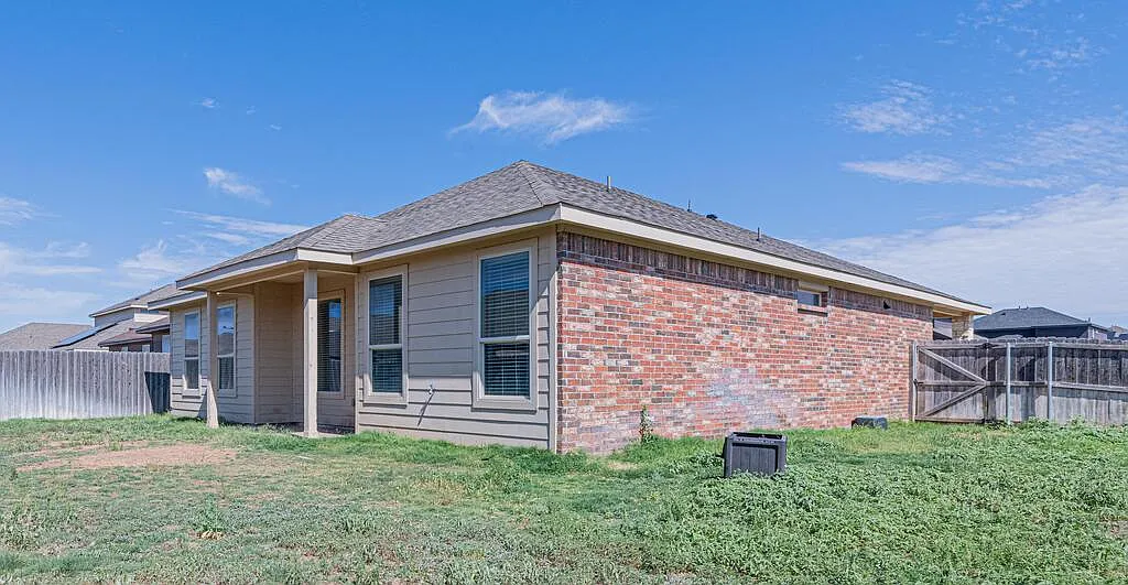 4 bed, 2.0 bath, 1838 sqft, $2,700 — Photo 3