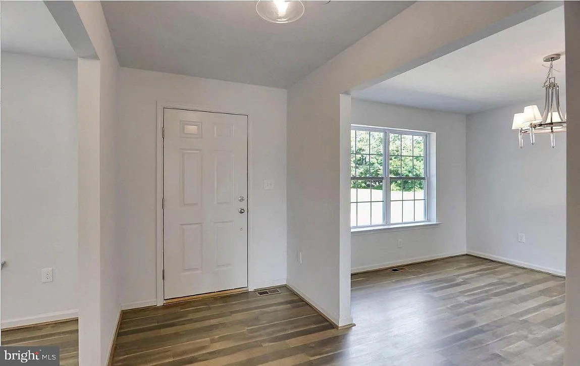 4 bed, 2.5 bath, 2760 sqft, $2,700 — Photo 2
