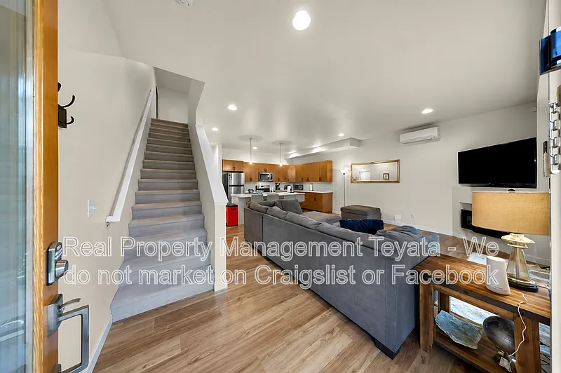 3 bed, 2.5 bath, 1556 sqft, $2,950 — Photo 3