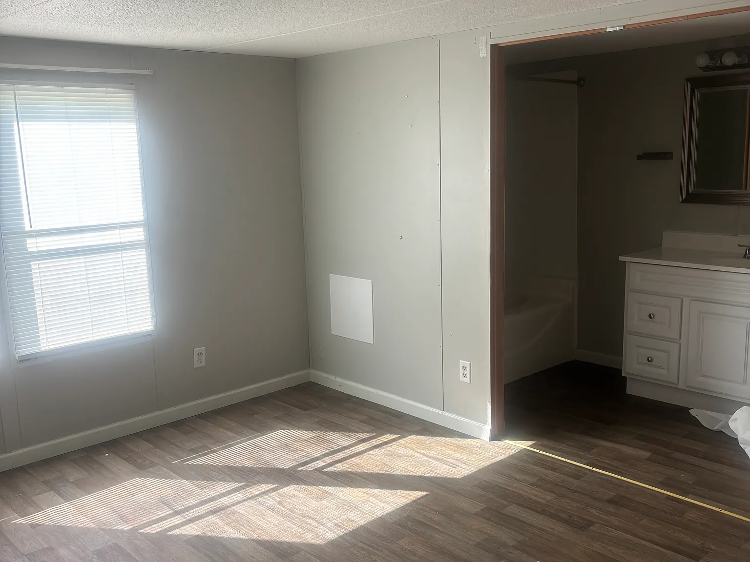 3 bed, 1100 sqft, $900 — Photo 2