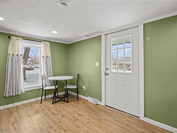 5th image of 601 E 8th St