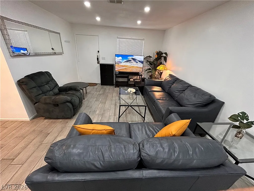 2 bed, 2.0 bath, 922 sqft, $1,800 — Photo 2