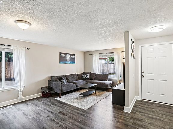 4th image of 984 SE 62nd Ave