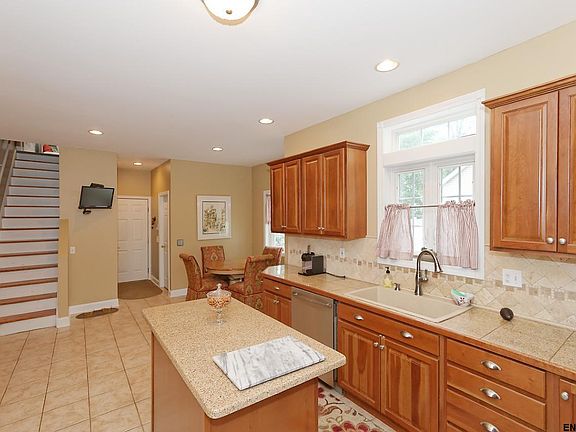 5th image of 20 Harvest Ln