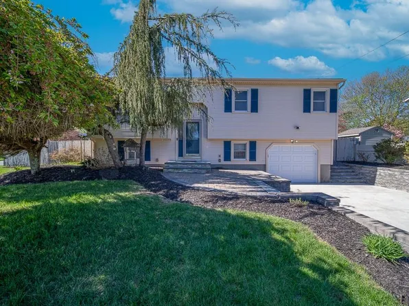 2 Dogwood Dr, Cranston, RI 02921