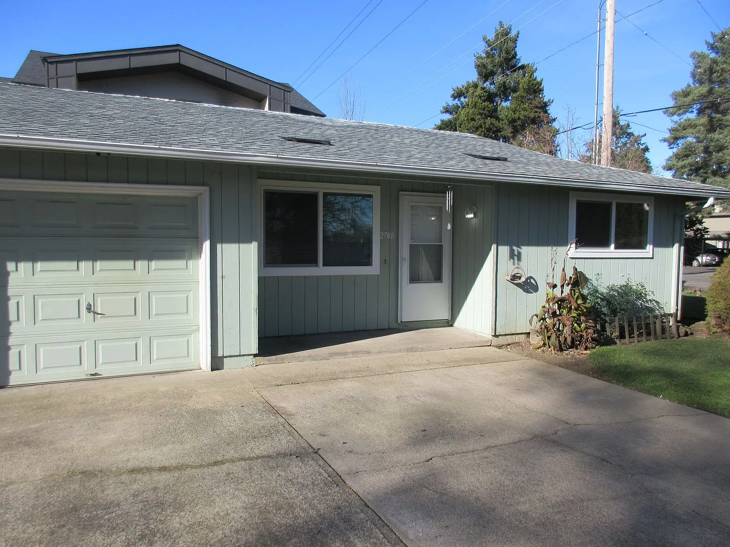 Two Bedroom Duplex, Water, Sewer and Garbage are Provided! — Photo 2