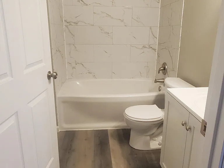 325 W 9th St #A — Photo 11