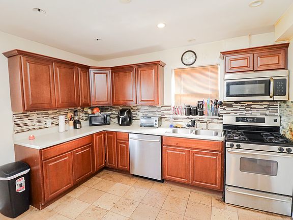 3rd image of 414 E 91st Pl