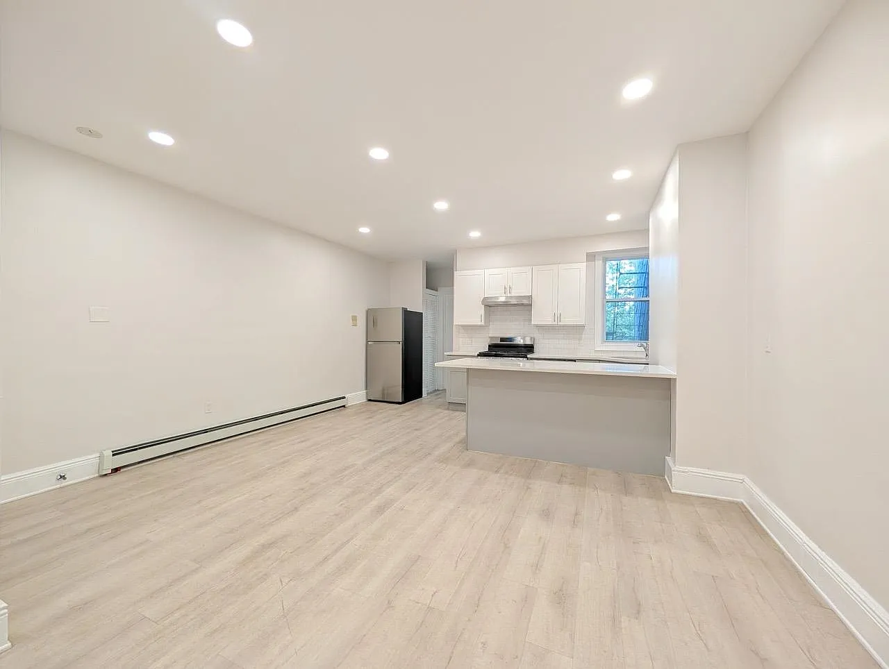 2 bed, 1.0 bath, 950 sqft, $2,600 — Photo 2