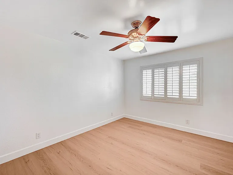2916 W Oakey Blvd — Photo 17