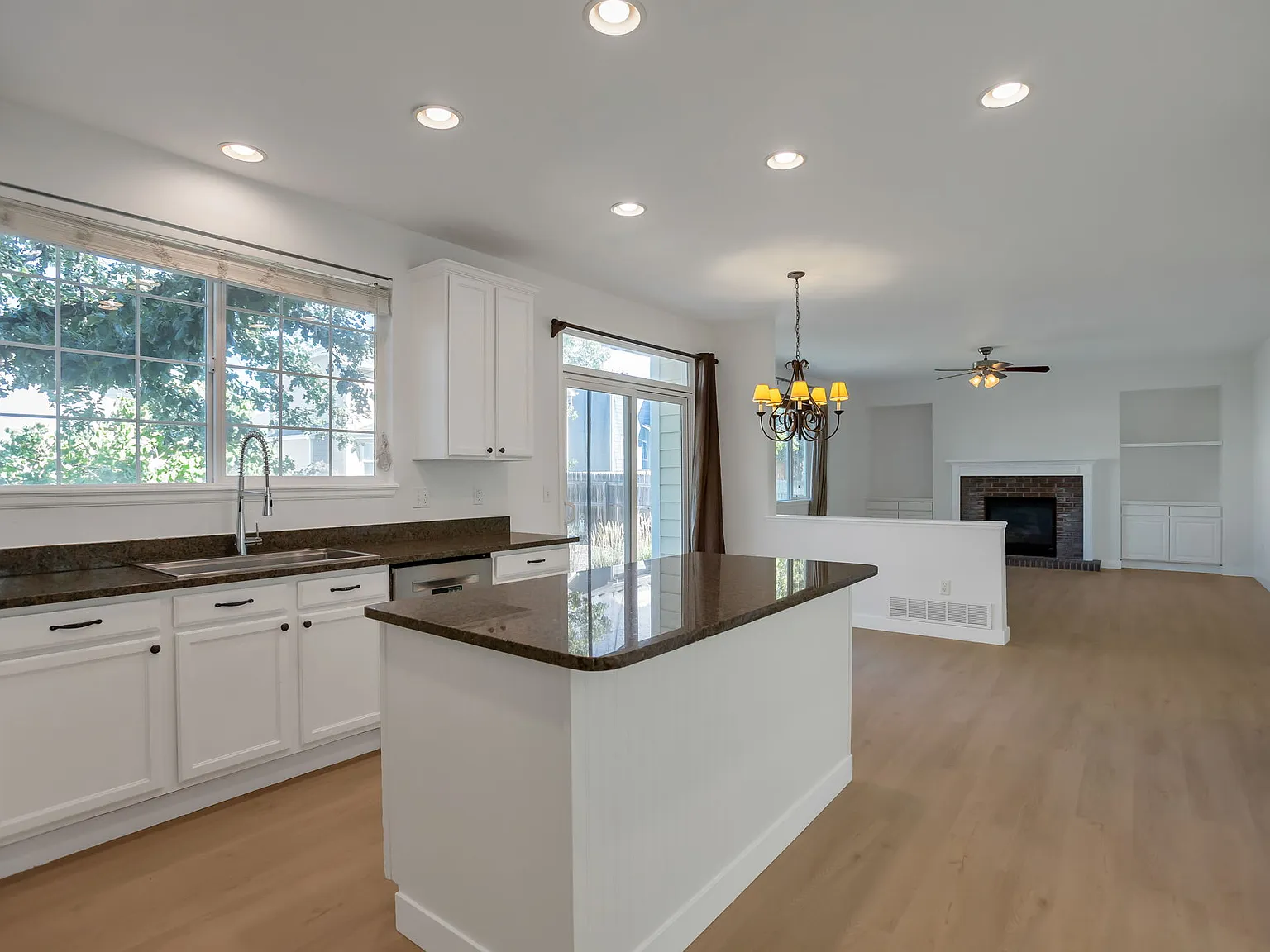 4 bed, 2.5 bath, 2760 sqft, $3,950 — Photo 4