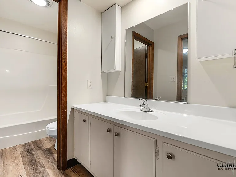 1237 S Dewey St — Photo 11