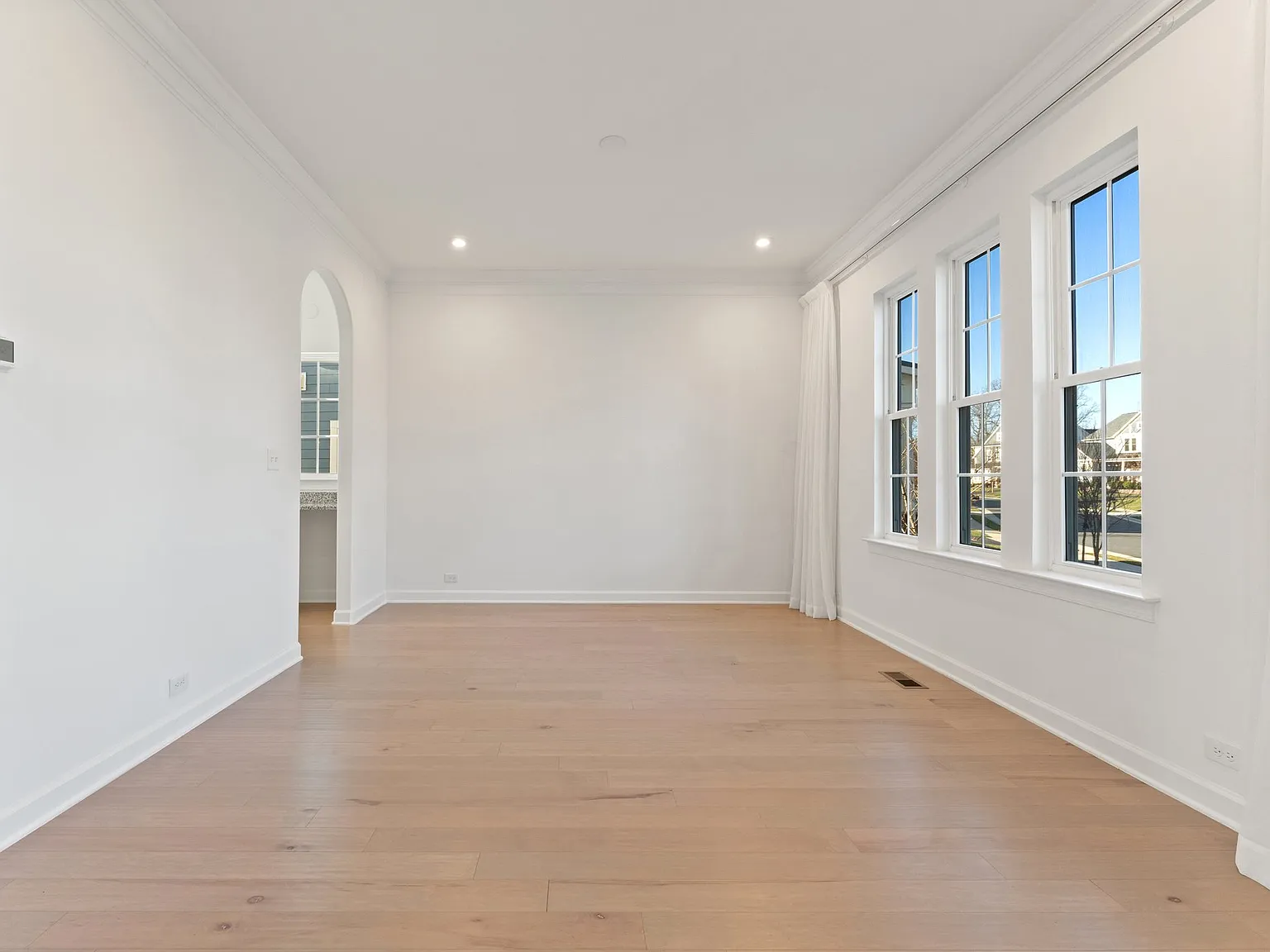 6 bed, 4.5 bath, 5500 sqft, $6,299 — Photo 4