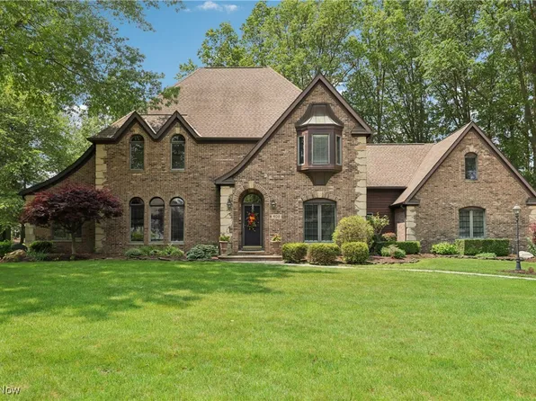 408 Greenbriar Dr, Avon Lake, OH 44012