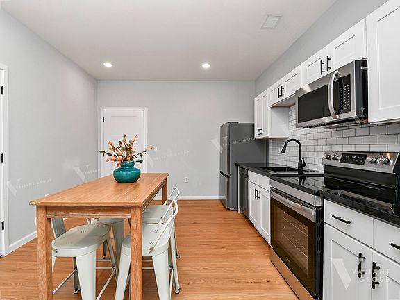 4th image of 505 W Grand St #103