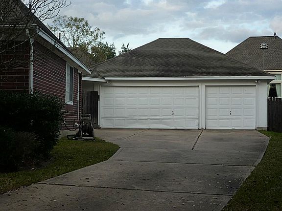 3 CAR GARAGE, WITH 5FT EXT, AND WIDE DRIVEWAY.