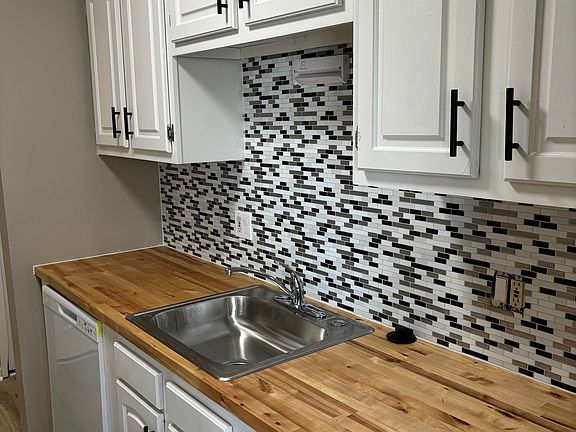 Kitchen with dishwasher