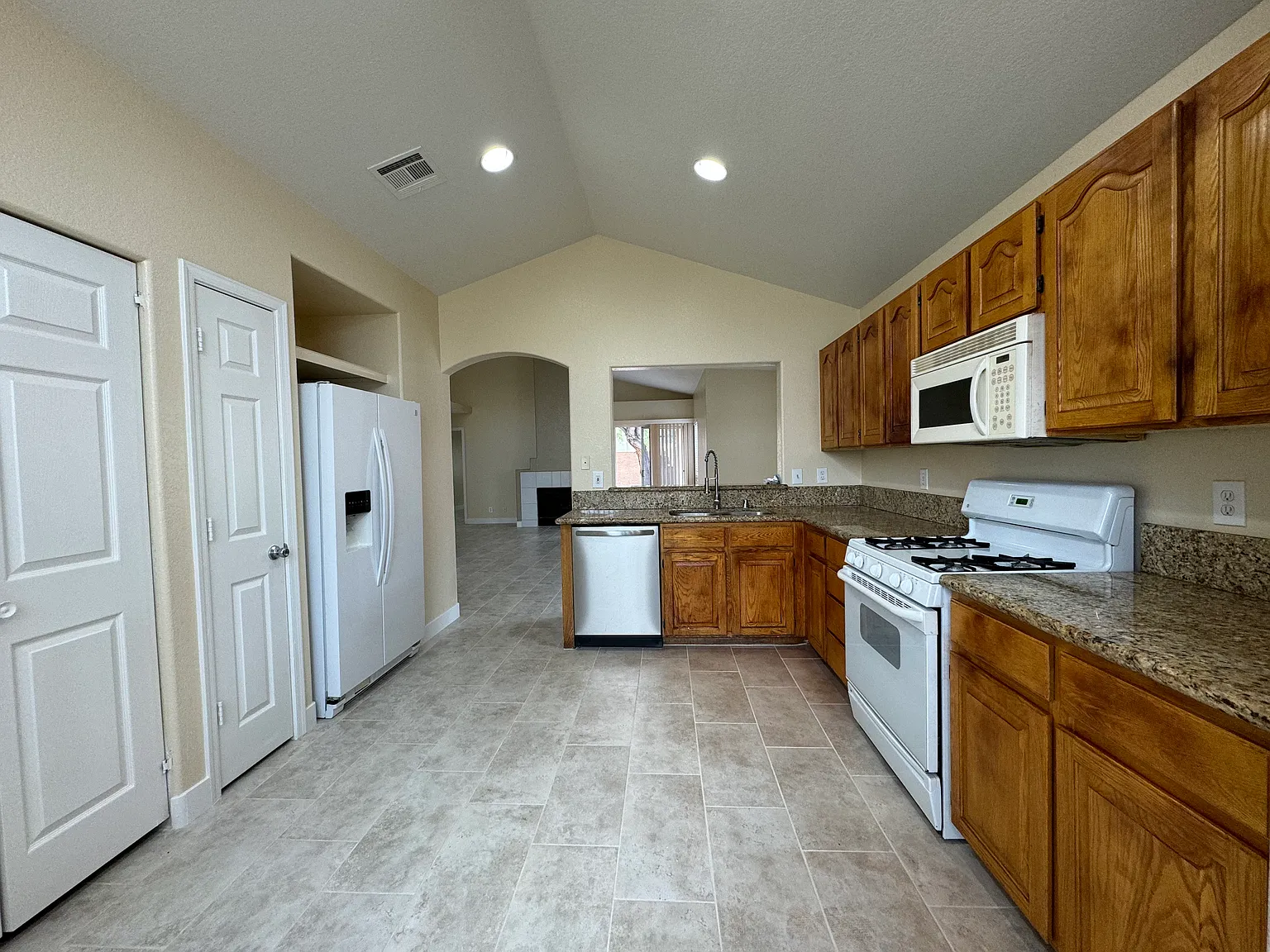 3 bed, 1425 sqft, $2,100 — Photo 3