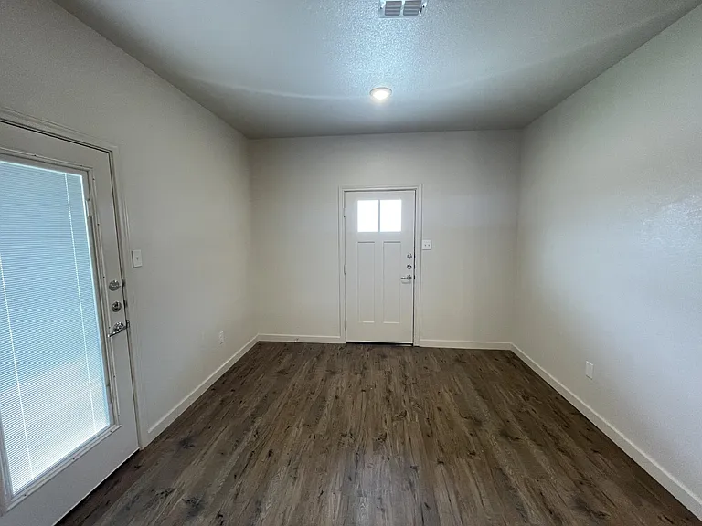 10902 Aberdeen Ave — Photo 2
