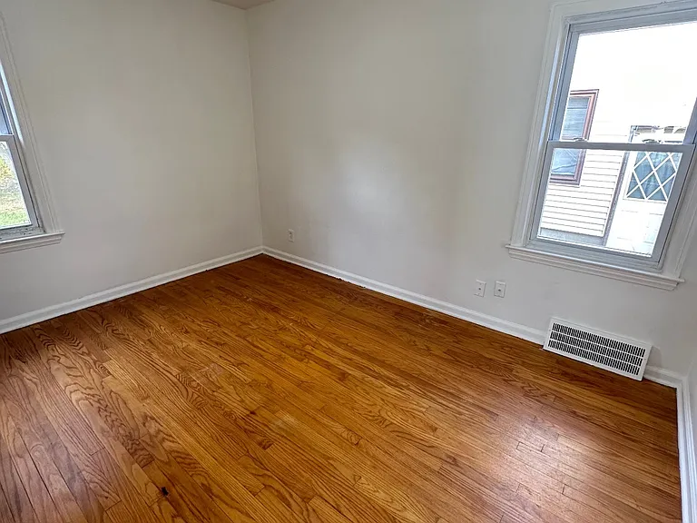 16231 Forest Ave — Photo 6