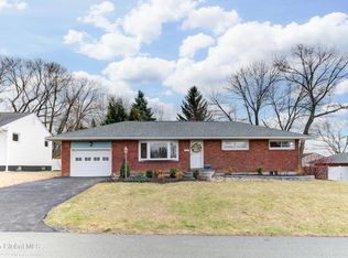 4 Buttercup Ln, Albany, NY 12211