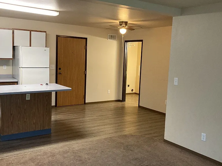 1170 Dodds Dr — Photo 2