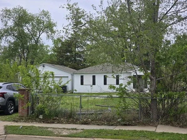 2708 W 49th St, Davenport, IA 52806