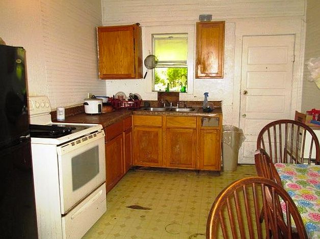 2nd image of 208 S Avenue B