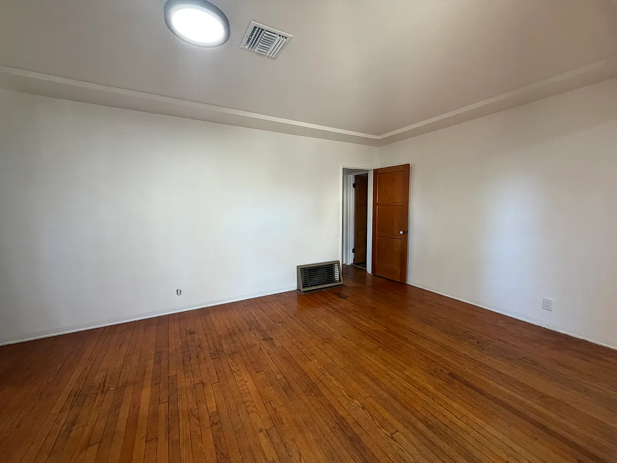 Building Photo - 6447 Bellaire Ave