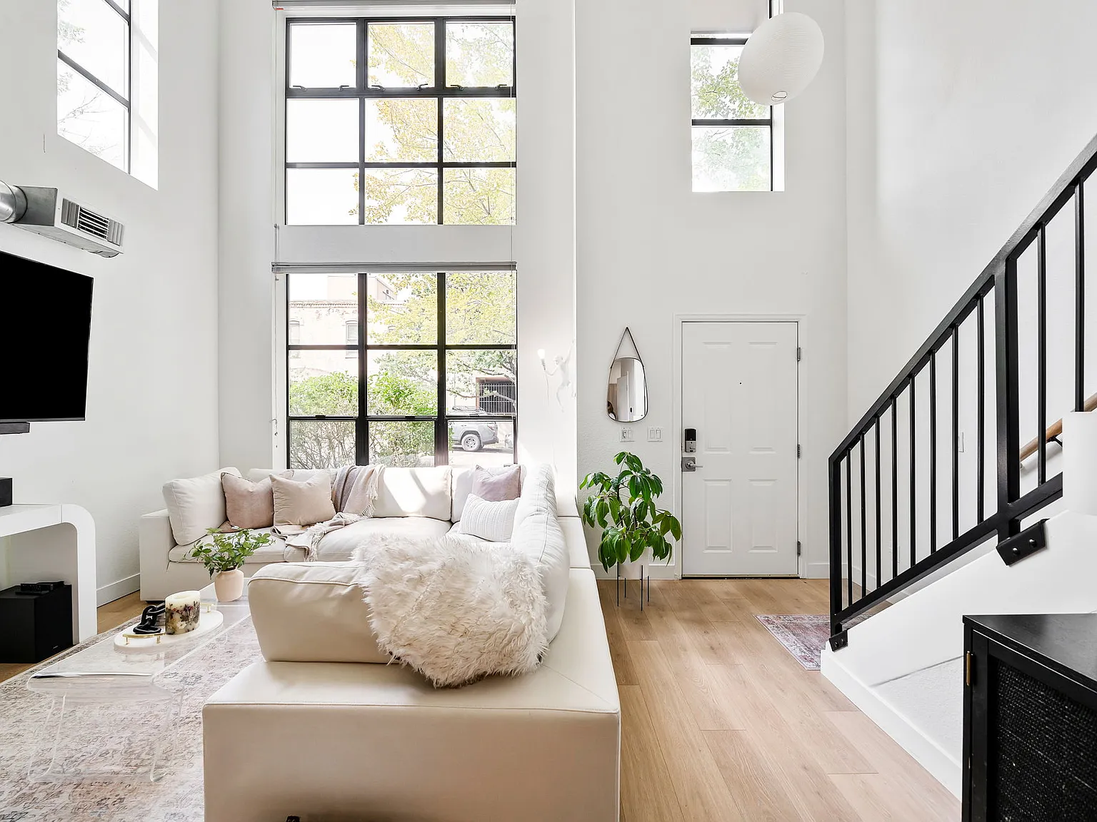 1 bed, 922 sqft, $2,795 — Photo 1