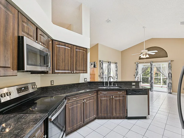13750 Huntwick Dr — Photo 16