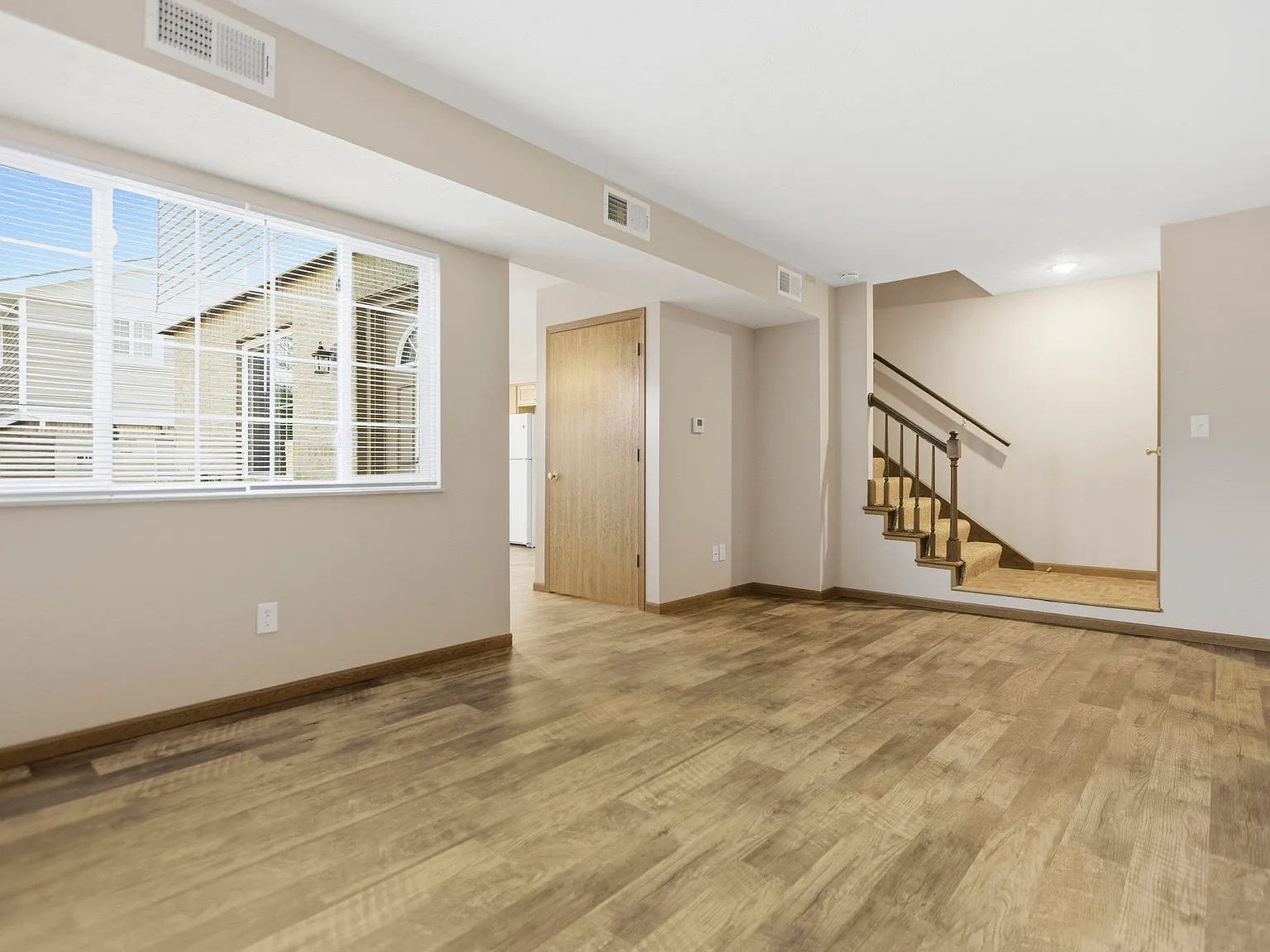 2 bed, 1.5 bath, 950 sqft, $1,425 — Photo 2