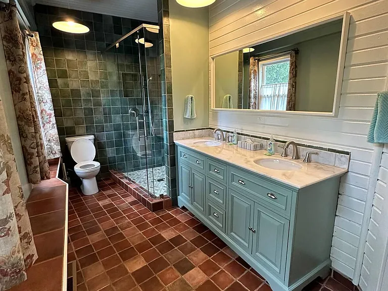 735 Broadway — Photo 15