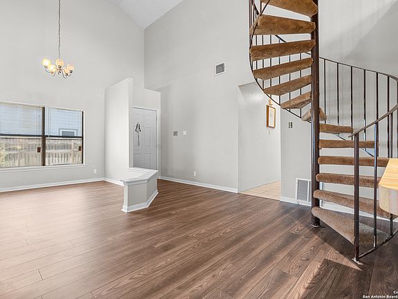 4th image of 10422 Country Bluff