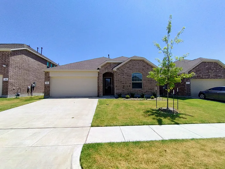 1103 Mahogany Ln — Photo 2