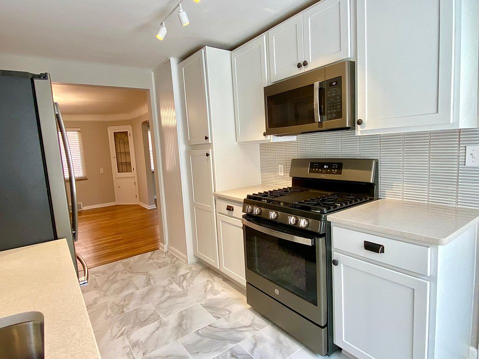 Brand New Kitchen with soft close cabinets, luxury tile flooring
