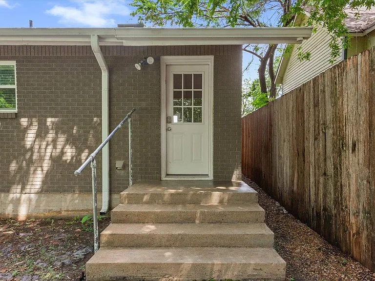 804 Ash St — Photo 16