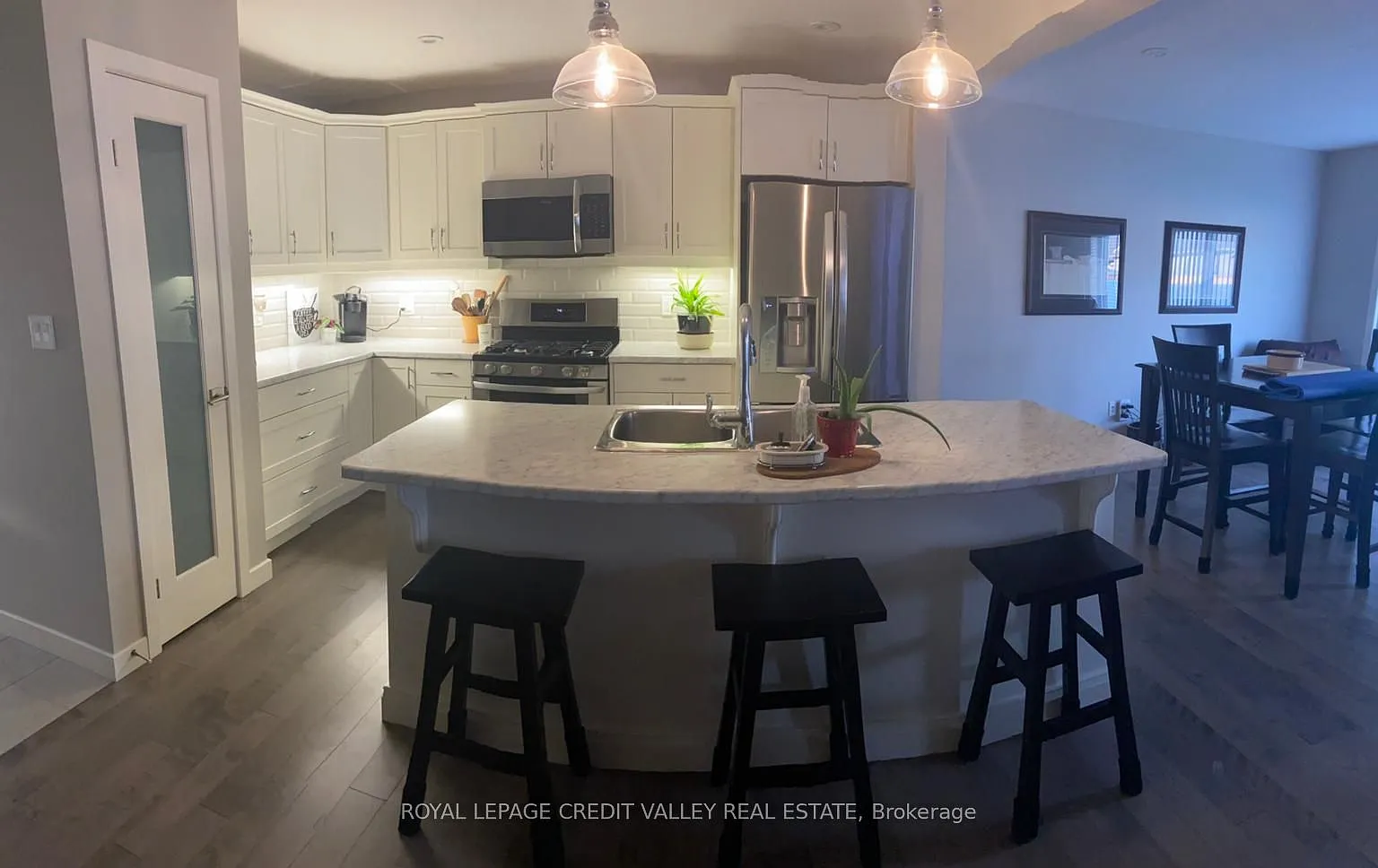 4 bed, $2,550 — Photo 1
