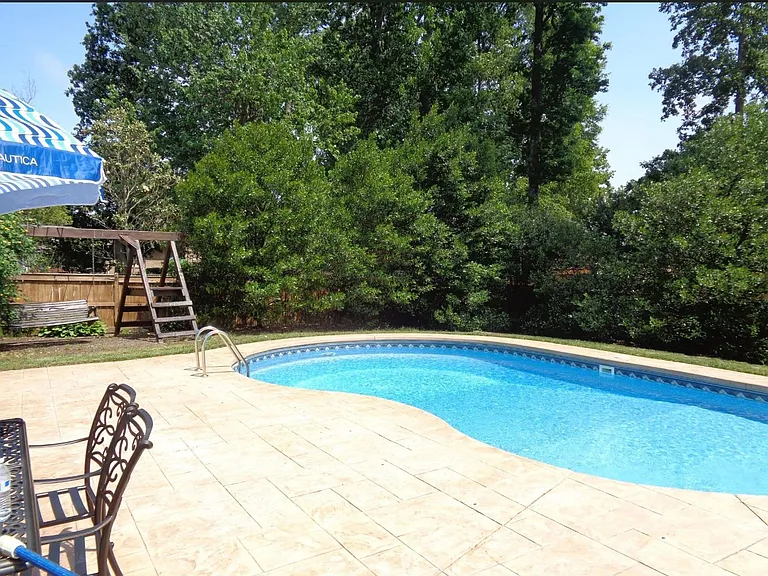 305 Fairway Ln — Photo 2