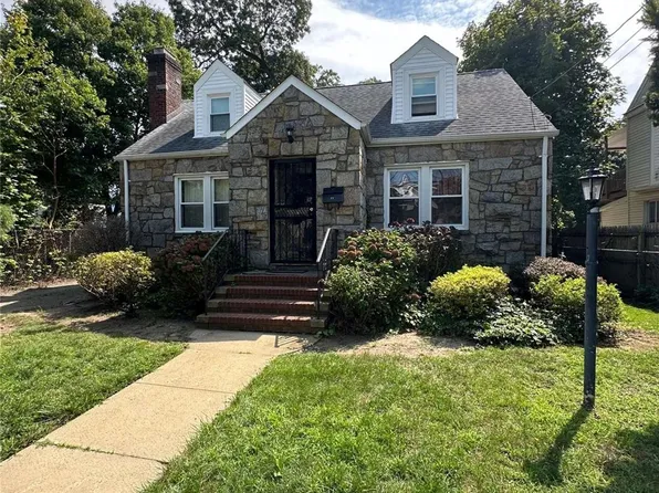 (undisclosed Address), Roosevelt, NY 11575