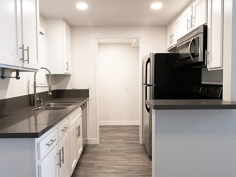 110 S Sweetzer Ave — Photo 33