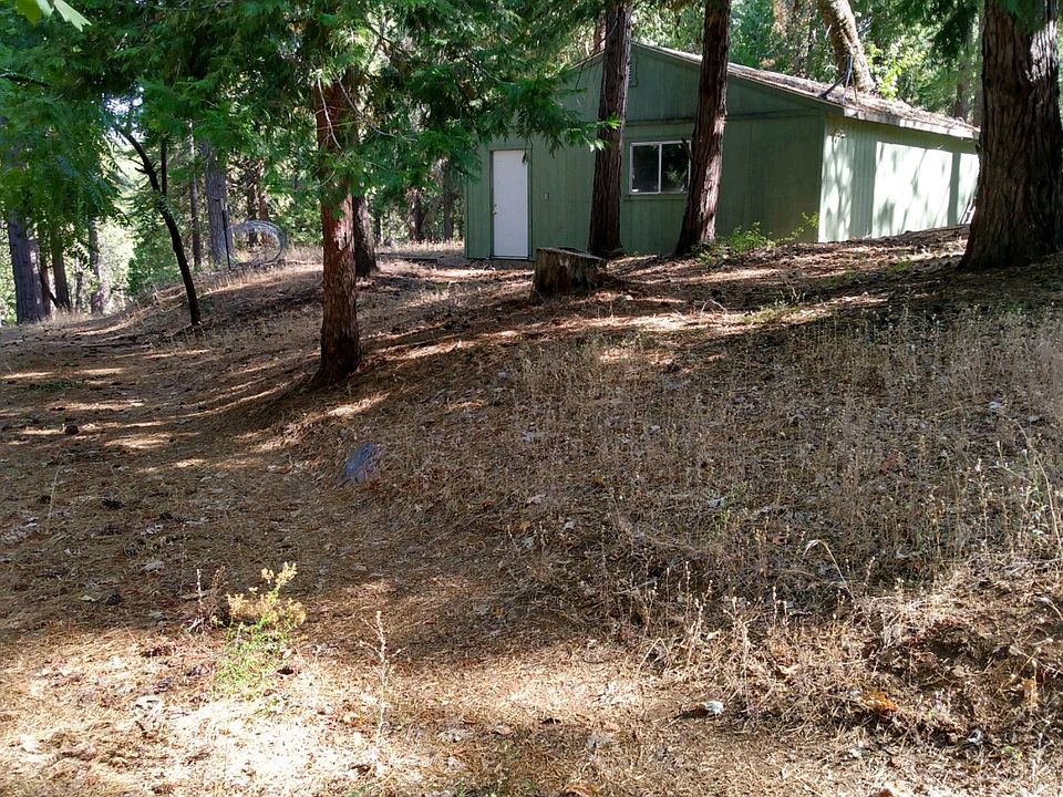 Adjacent Detached approx. 700 sq.ft. garage/storage unit