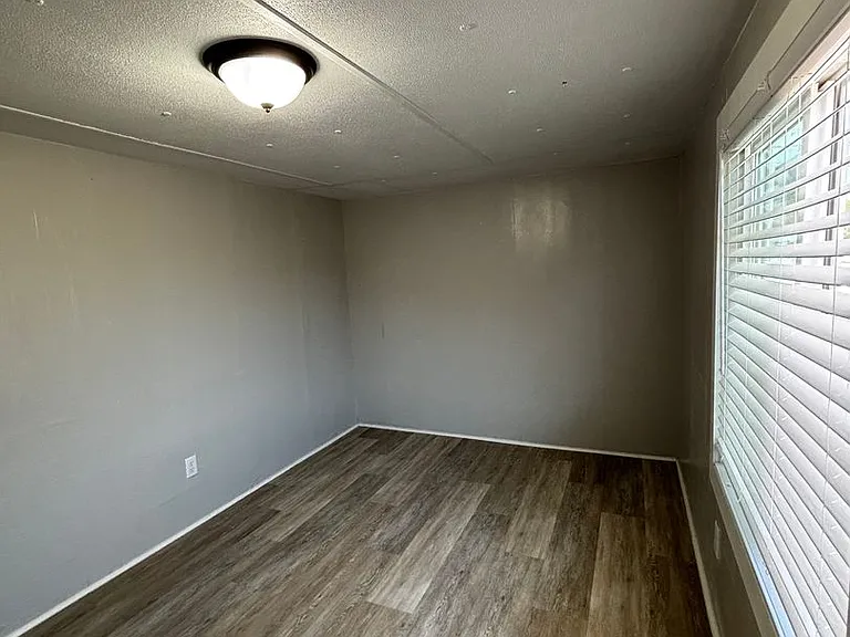 424 Lincoln St — Photo 2