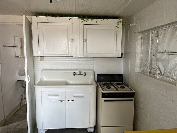 4th image of 2801 Frankfort Ave #B