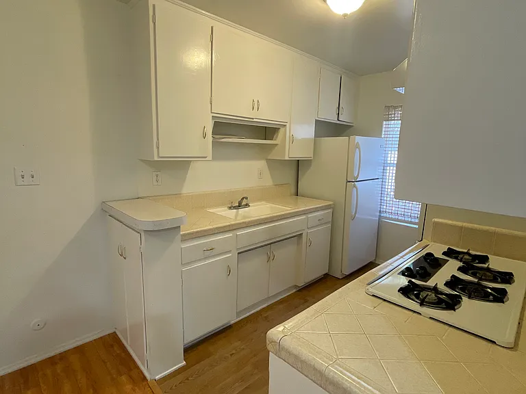 2215 N Beachwood Dr #205 — Photo 3