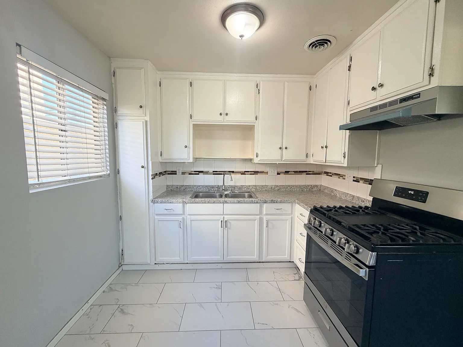 2 bed, 858 sqft, $1,900 — Photo 3