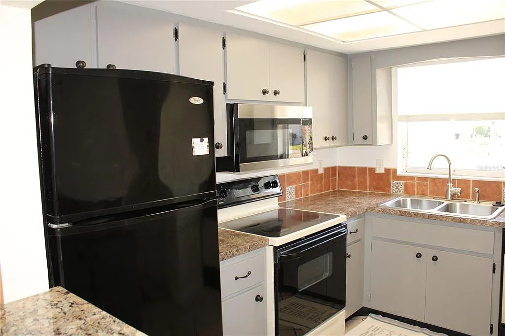 2 bed, 2.0 bath, 896 sqft, $1,450 — Photo 3