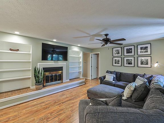 5th image of 301 Carriage Circle Dr