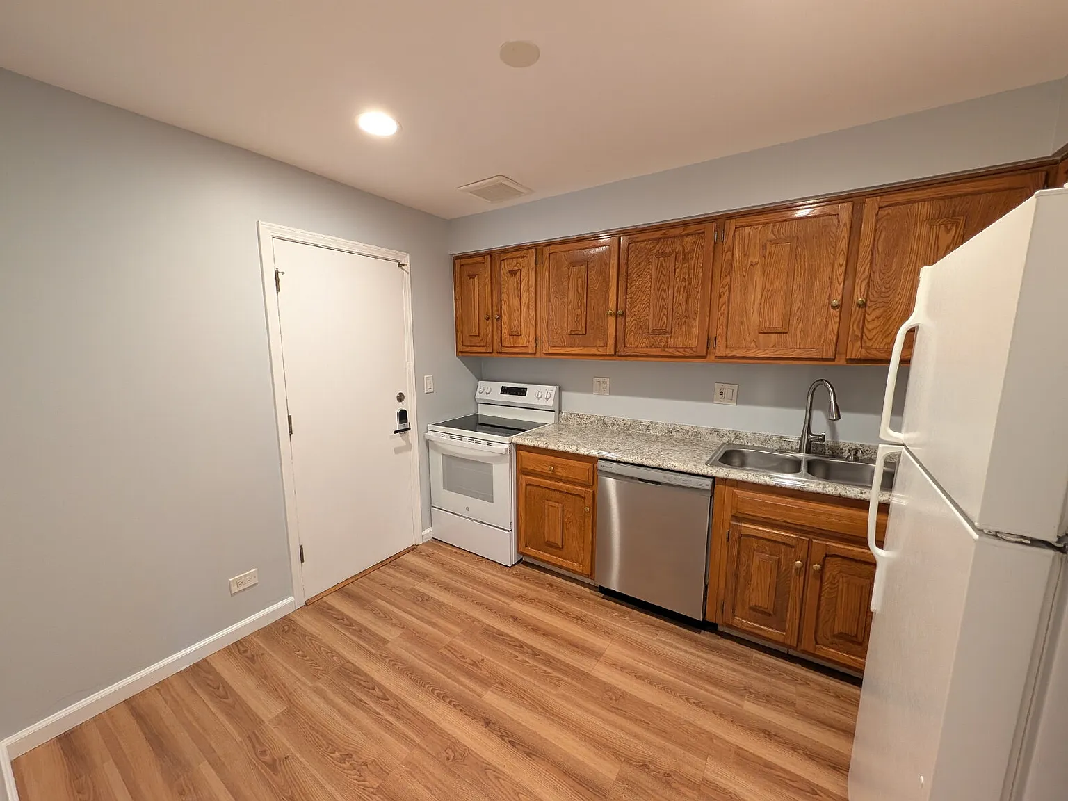 2BR/2BA Condo In-Unit Laundry, Fireplace & Parking — Photo 3